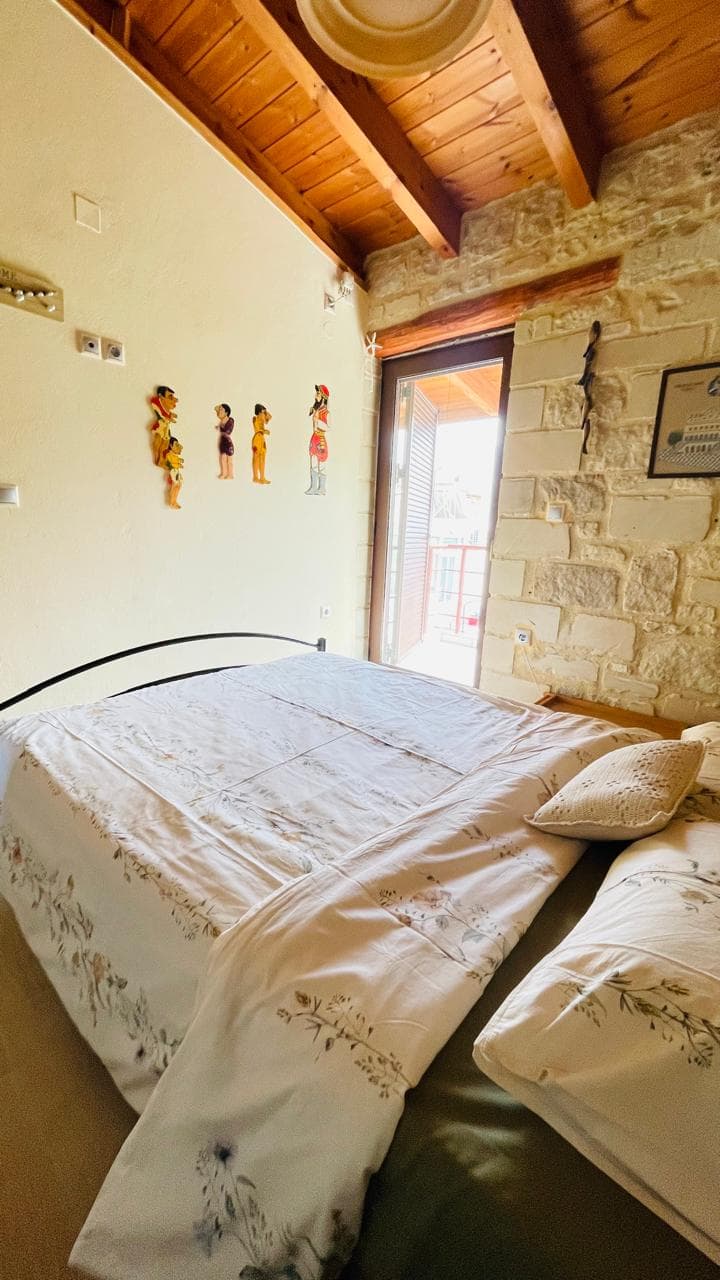 Double room with wrought-iron bed